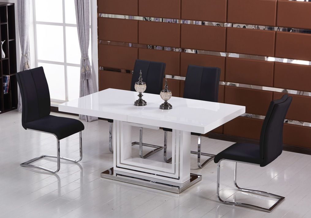 Centro Table With Black Chairs