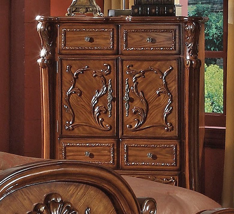 Dresden Traditional Style Chest