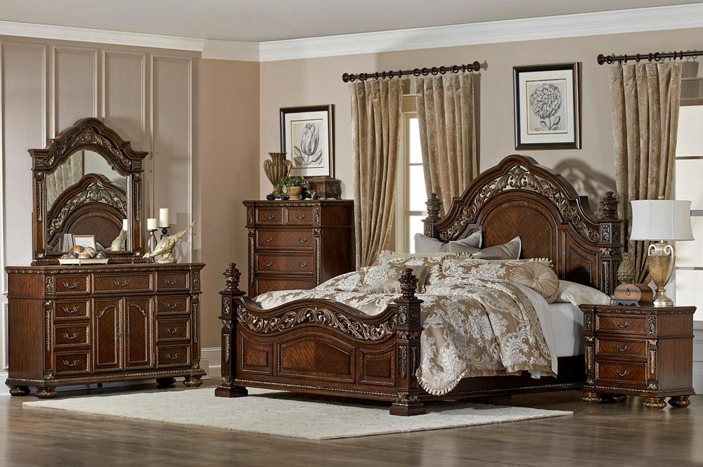 Pecardo Traditional Style Bedroom