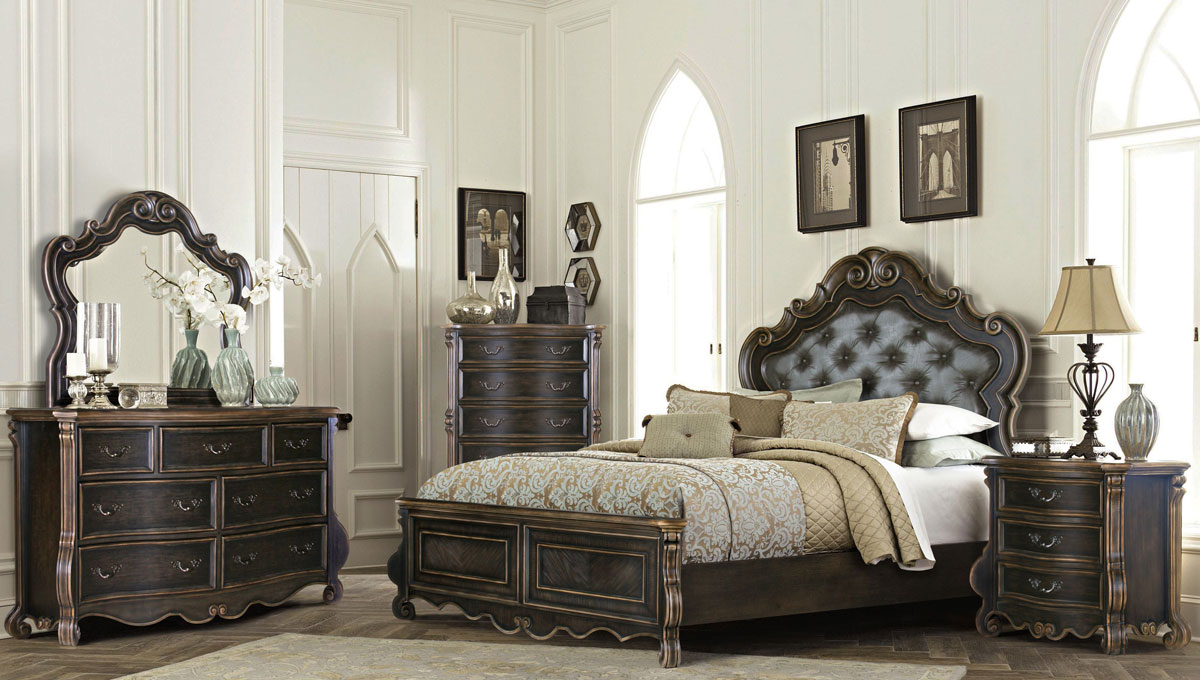 Palace Traditional Style Bedroom